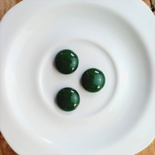 Gema média de vidro importado verde escuro - cód. J11 c/ 03 un. Diâmetro 2,0 cm.