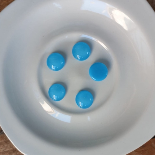 Gemas de vidro importado azul claro - D1 c/ 05 un. Diâmetro 1,3cm.