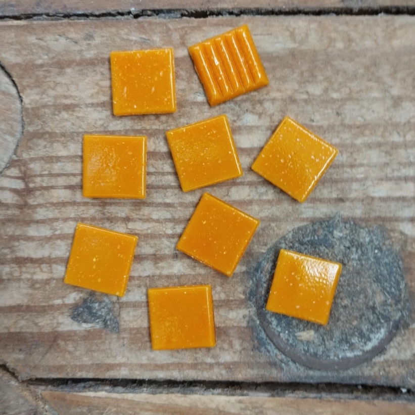 Pastilha de vidro 2x2 pigmentada, na cor laranja, A82N, com 225 pastilhas