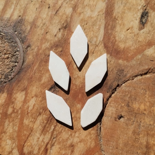 Pastilhas em forma de pétalas/folhas, em mármore Palissandro (italiano) - 60 unidades.