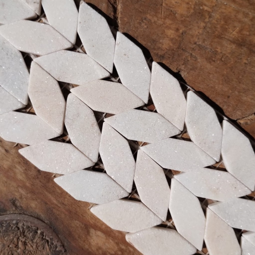 Pastilhas em forma de pétalas/folhas, em mármore Palissandro (italiano) - 60 unidades.