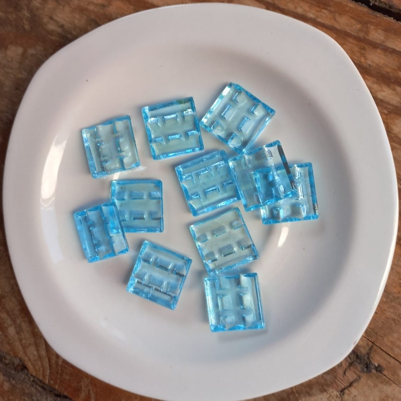 Pastilha de vidro translúcida 2x2, azul claro - TG01 acote  c/  200 g ( aprox. 75 pastilhas)
