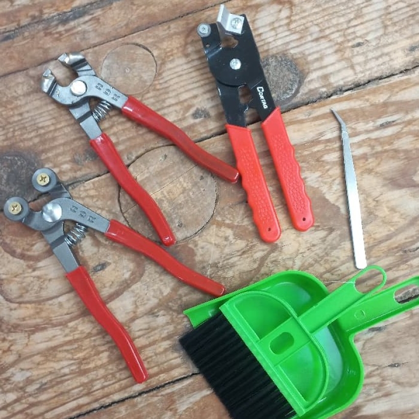 Kit ferramentas: alicate bico reto 15mm + alicate roldanas HDR, alicate cortador de azulejos Cortag, pinça e vassourinha+pá.