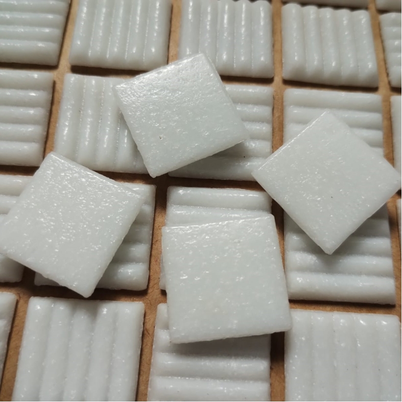 Pastilha de vidro 2x2 pigmentada branco A11  c/ 225 pastilhas