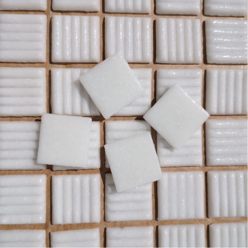 Pastilha de vidro 2x2 pigmentada branco A11  c/ 225 pastilhas
