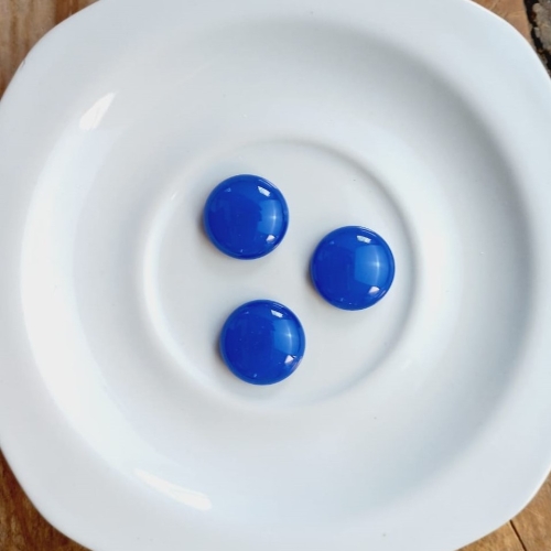 Gema média de vidro importado azul escuro - cód. E11 c/ 03 un. Diâmetro 2,0 cm.