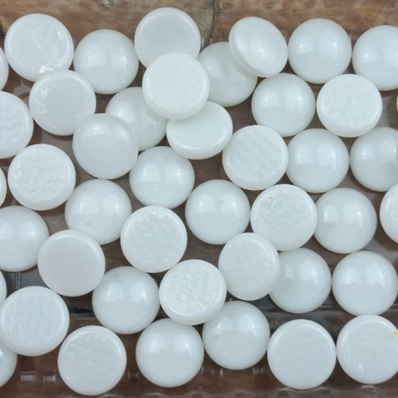Gemas de vidro importado branco - C1 c/ 05 un. Diâmetro 1,3cm.