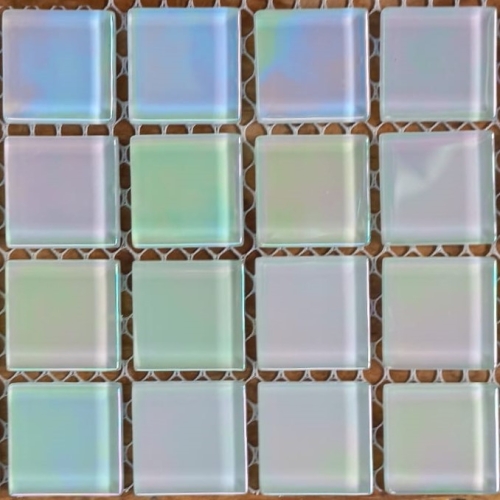 Pastilha cristal 2,3x2,3 branca com brilho iridescente SM095 c/ 48 pastilhas