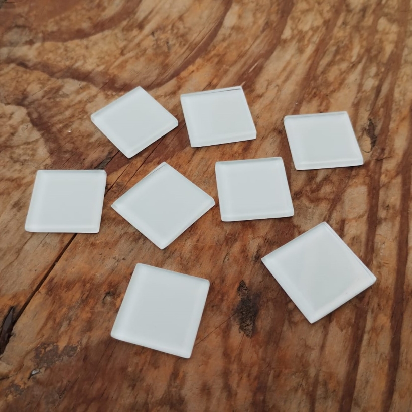 Pastilha cristal 2,3x2,3cm., branco, cód. PC04, pcte. 550 g (aprox. 140 pastilhas)