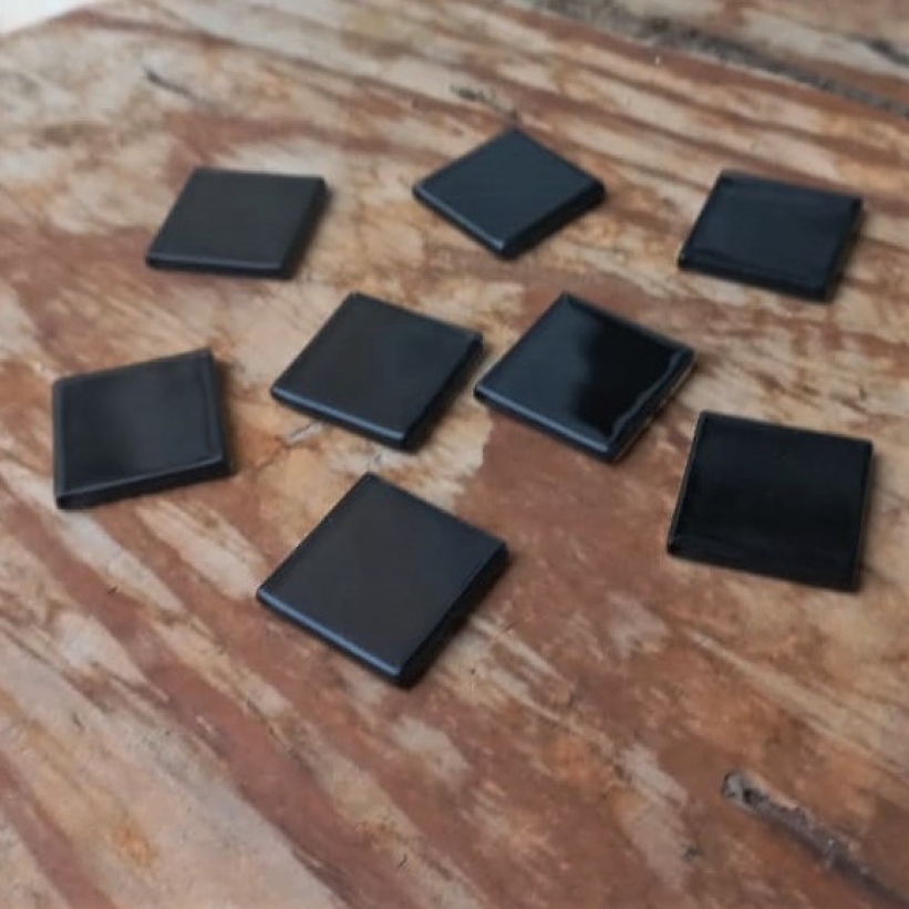Pastilha cristal 2,5x2,5cm., preto, cód. PC13, pcte. 550 g (aprox. 120 pastilhas)