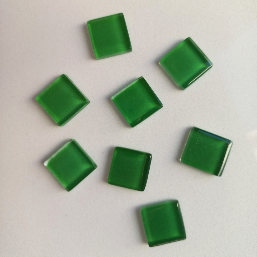 Pastilha cristal 1,5x1,5cm - verde bandeira -cód. MT03 com 370 g (aprox. 162 pastilhas)