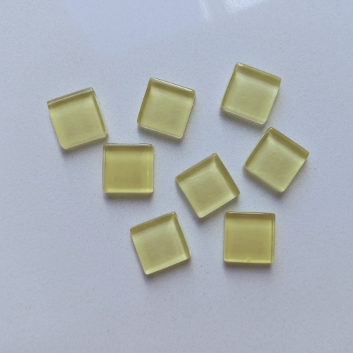 Pastilha cristal 1,5x1,5cm - amarelo claro -cód. MT70 com 370 g (aprox. 162 pastilhas)