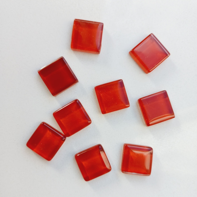 Pastilha cristal 1,5x1,5cm - vermelho forte, cód. MT50 com 370 g (aprox. 162 pastilhas)