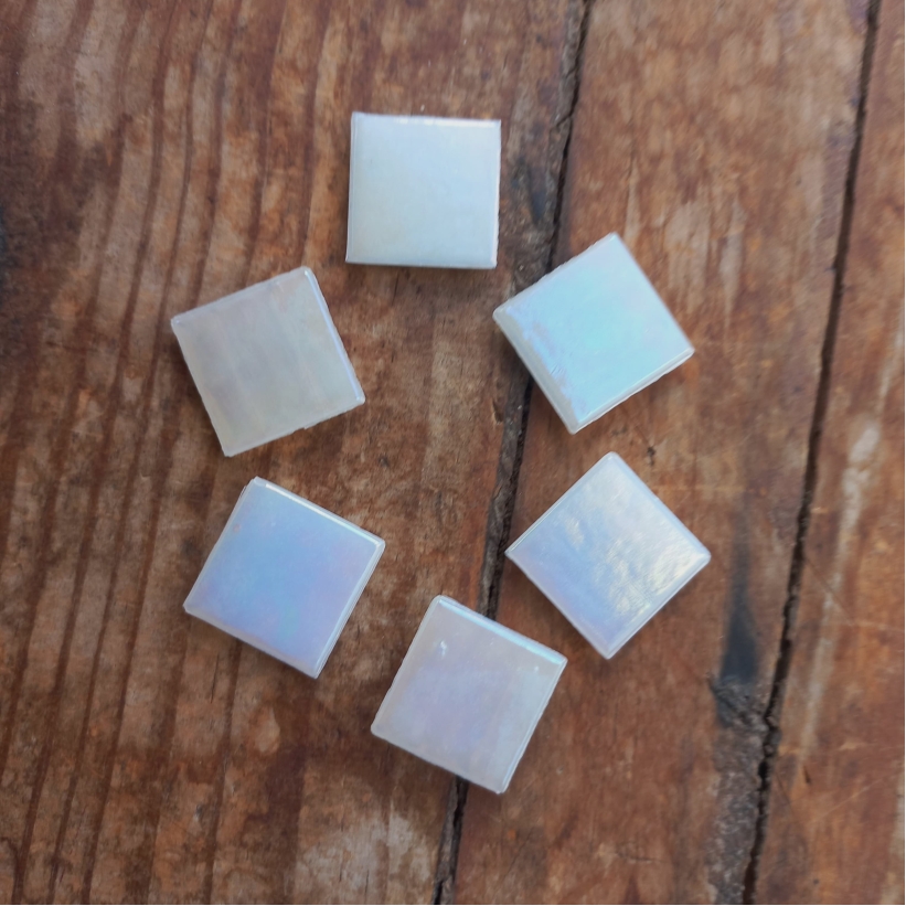 Pastilha de vidro 2x2cm, branco leitoso com brilho iridescente, P3011 c/ 75 pastilhas