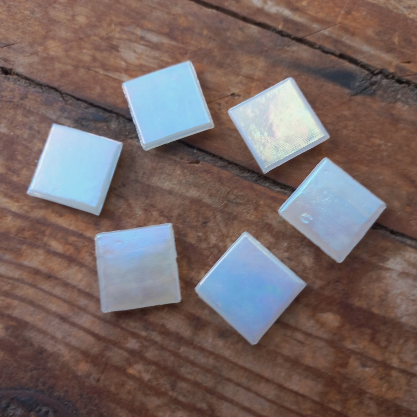 Pastilha de vidro 2x2cm, branco leitoso com brilho iridescente, P3011 c/ 75 pastilhas