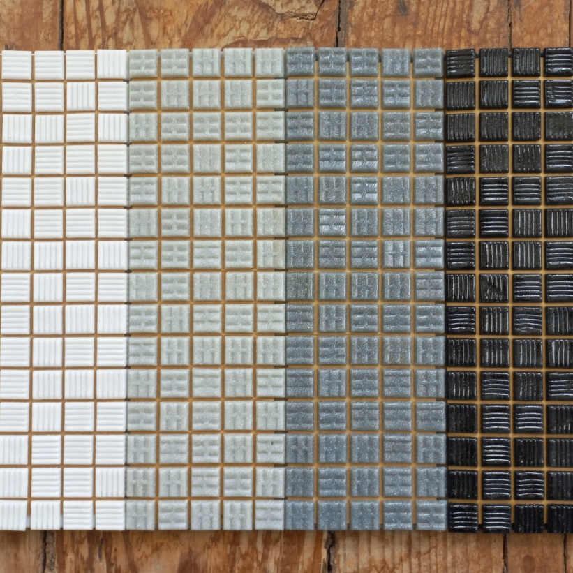 Kit Branco e Preto, pastilhas de vidro 2x2 (4 cores) c/ 300 pastilhas - KT06