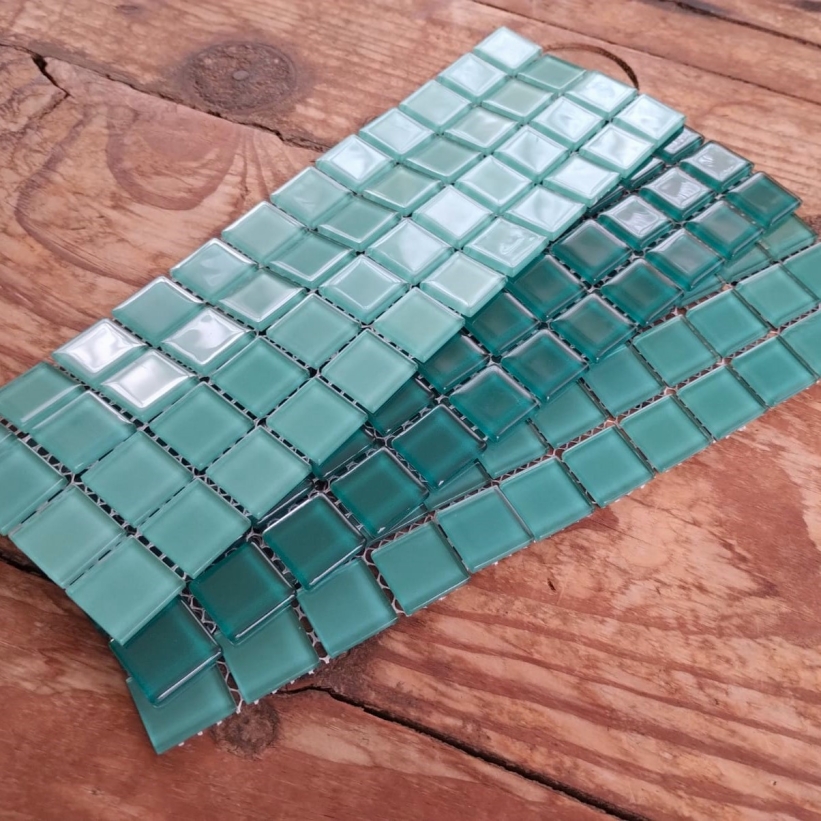 Kit Tifany - pastilhas cristal 2,3x2,3 cm (3 tons de azul tifany) c/ 144 pastilhas - KTY