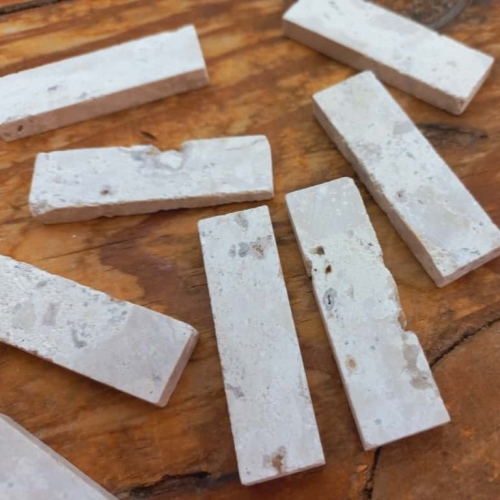 Pastilha em mármore M01 - 1,5x5,0cm esp. entre 4 e 6 mm (bege claro), pcte. 1,0kg