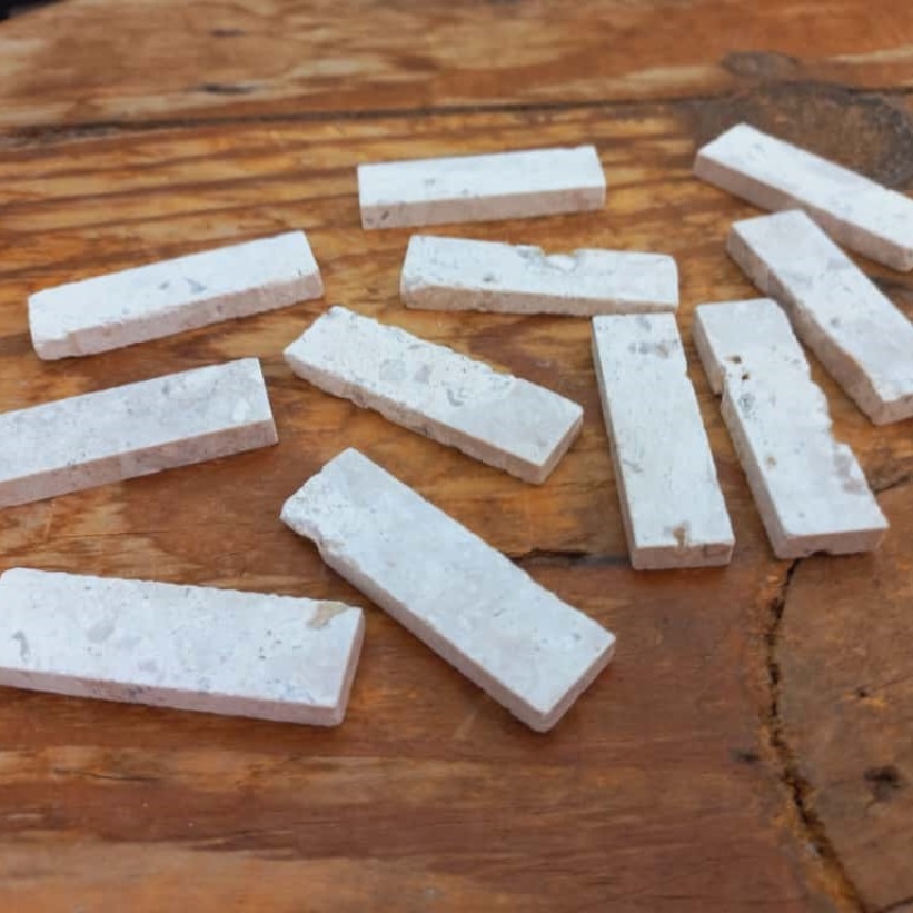 Pastilha em mármore M01 - 1,5x5,0cm esp. entre 4 e 6 mm (bege claro), pcte. 1,0kg