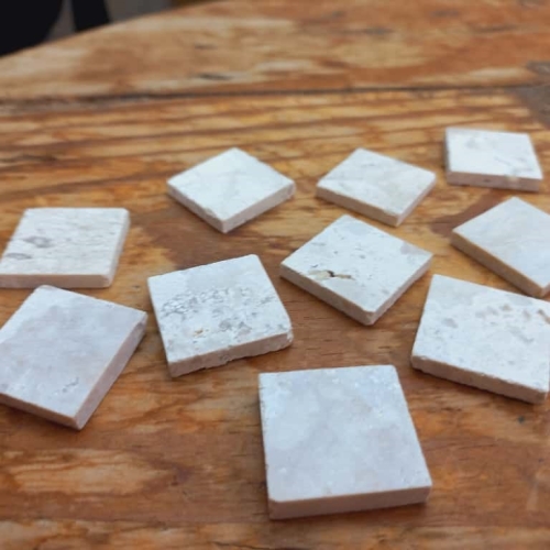 Pastilha em mármore M03 - 2,3x2,3cm esp. entre 4 e 6 mm (bege claro), pcte. 1,0kg