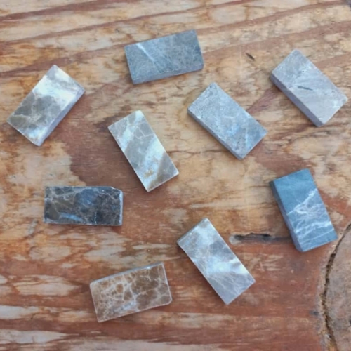 Pastilha em mármore M04 - 1,5x3,0cm esp. entre 4 e 6 mm (tons de marrom/cinza), pcte. 1,0kg