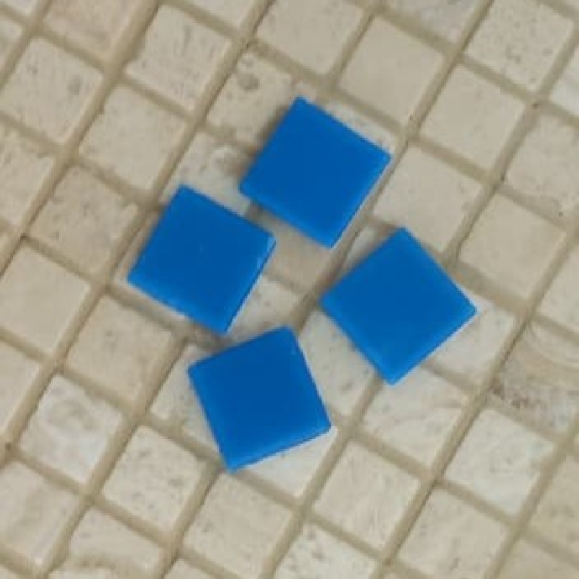 Pastilha de vidro 2x2cm, pigmentada, azul Capri, cód. A36N c/ 225 pastilhas