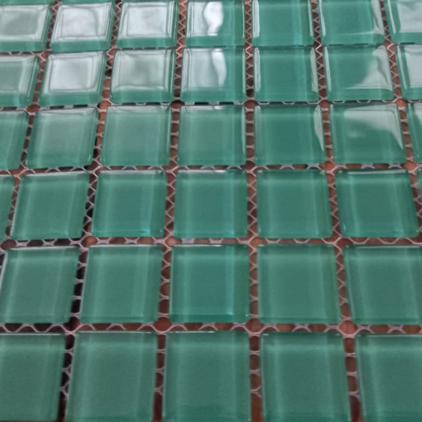 Pastilha cristal 2,5x2,5cm., verde Paris, cód. PC220, com 121 pastilhas