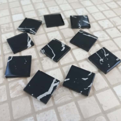 Pastilha cristal 2,3x2,3cm., preto com detalhes brancos, cód. PC20, pcte. 550 g (aprox. 140 pastilhas)