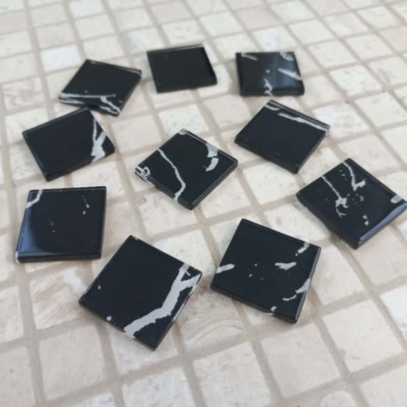 Pastilha cristal 2,3x2,3cm., preto com detalhes brancos, cód. PC20, pcte. 550 g (aprox. 140 pastilhas)