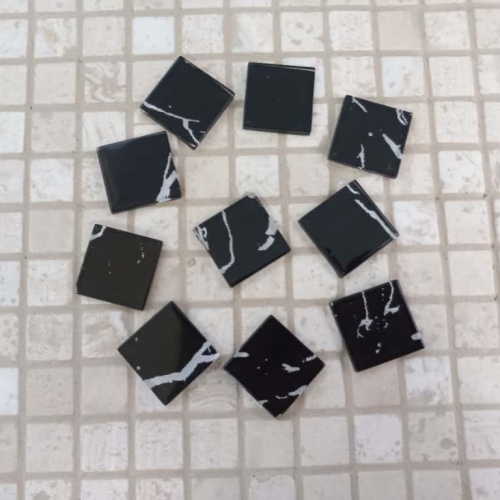 Pastilha cristal 2,3x2,3cm., preto com detalhes brancos, cód. PC20, pcte. 550 g (aprox. 140 pastilhas)