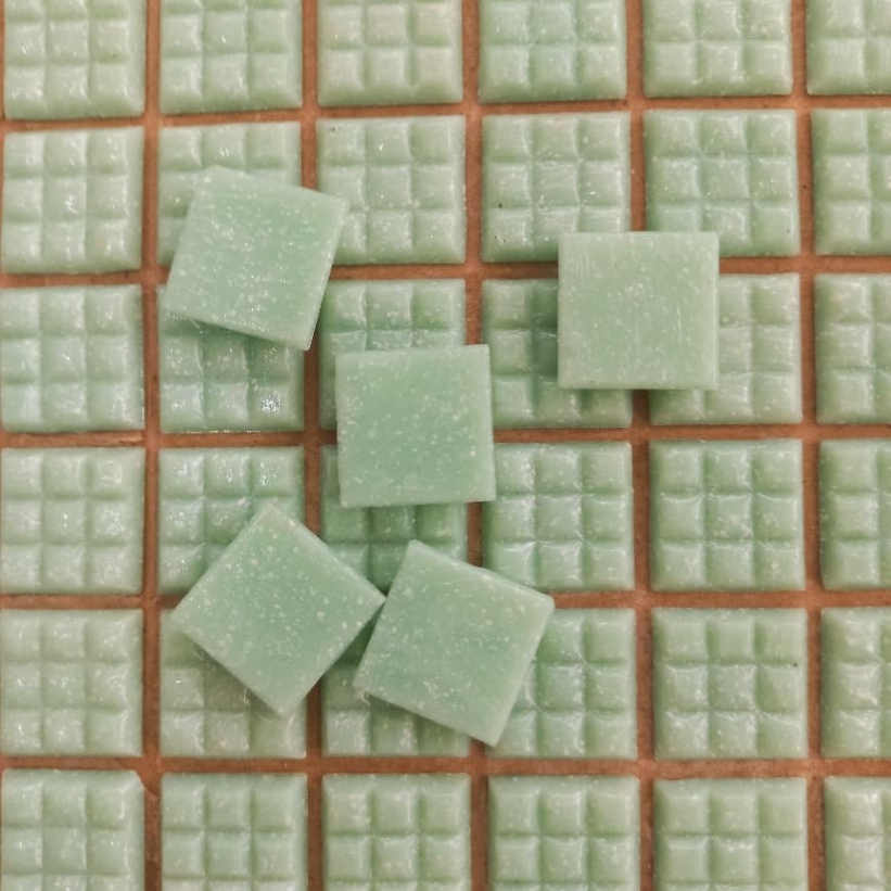 Pastilha de vidro 2x2cm, pigmentada verde broto novo - A19 c/ 225 pastilhas