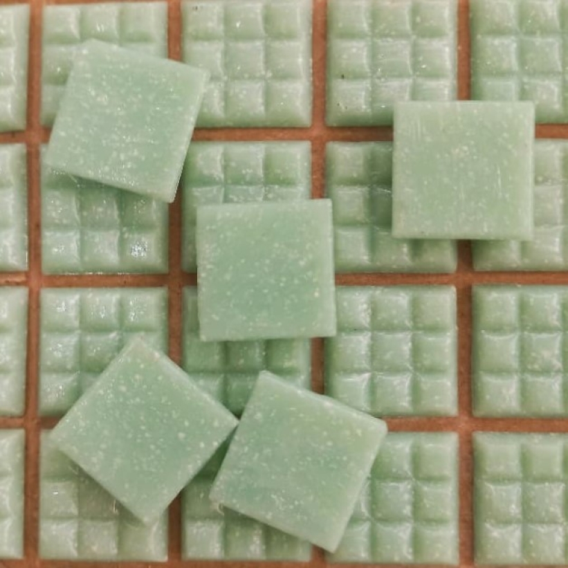 Pastilha de vidro 2x2cm, pigmentada verde broto novo - A19 c/ 225 pastilhas